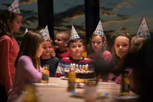 jeune garçon ayant une fête d'anniversaire photo