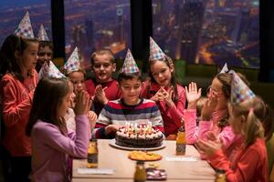 heureux jeune garçon ayant une fête d'anniversaire photo