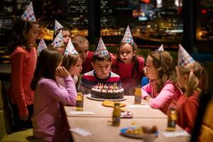 heureux jeune garçon ayant une fête d'anniversaire photo