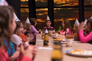 jeune garçon ayant une fête d'anniversaire photo