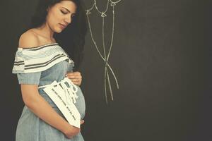 portrait de femme enceinte devant un tableau noir photo