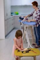 mère et fille passent du temps ensemble à la maison photo