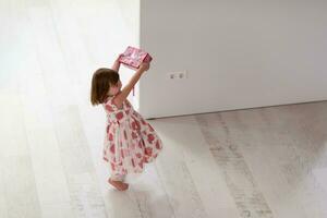 petite fille s'amusant en jouant avec les bijoux de sa mère photo