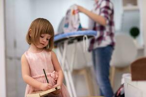 mère et fille passent du temps ensemble à la maison photo