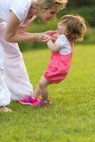 mère et petite fille jouant dans la cour photo