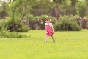 petite fille passe du temps dans le jardin photo