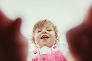 petite fille passe du temps dans le jardin photo