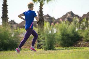 jeune coureuse s'entraînant pour le marathon photo