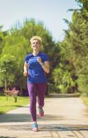 jeune coureuse s'entraînant pour le marathon photo