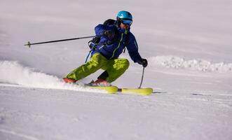 skieur s'amusant en courant en descente photo