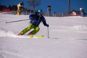 skieur s'amusant en courant en descente photo