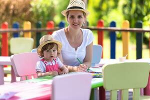 maman et petite fille dessinant des images colorées photo