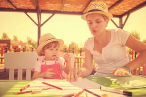 maman et petite fille dessinant des images colorées photo