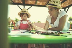 maman et petite fille dessinant des images colorées photo