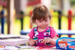 petite fille dessinant des images colorées photo