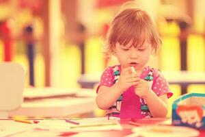 petite fille dessinant des images colorées photo