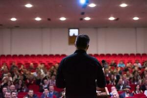 homme d'affaires donnant des présentations dans la salle de conférence photo