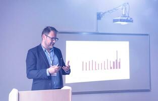 homme d'affaires donnant des présentations dans la salle de conférence photo