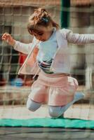 une peu fille en jouant dans le parc. le concept de famille socialiser dans le parc. une fille oscillations sur une balançoire, pièces Créatif Jeux photo