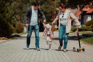 famille amusement dans le parc. content famille dépenses temps dans parc et en jouant avec leur fille photo