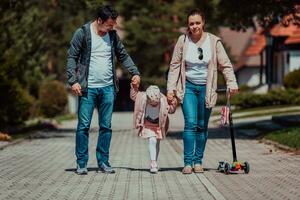 famille amusement dans le parc. content famille dépenses temps dans parc et en jouant avec leur fille photo