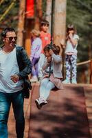 famille temps dans le parc. père avoir amusement avec le sien fille dans le parc, en jouant amusement Jeux et dépenses temps ensemble photo