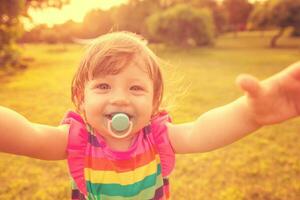 petite fille passe du temps dans le jardin photo