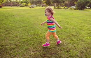 petite fille passe du temps dans le jardin photo