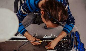 ouvrier industriel souder des câbles d'équipement de fabrication dans une usine. mise au point sélective photo