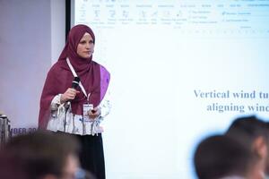 femme d'affaires musulmane faisant des présentations dans la salle de conférence photo