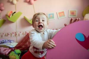 mignon petit bébé d'un an et faisant ses premiers pas photo