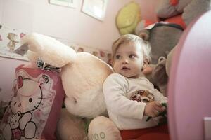 mignon petit bébé d'un an et faisant ses premiers pas photo