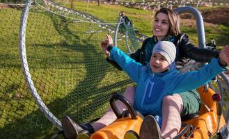 Jeune mère et fils conduite alpin Coaster photo