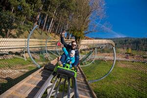 Jeune père et fils conduite alpin Coaster photo