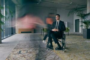 une homme d'affaire dans une fauteuil roulant dans une moderne bureau, entouré par le sien collègues qui sont dépeint avec flou mouvements, symbolisant leur soutien et solidarité comme elles ou ils naviguer le espace de travail ensemble. photo