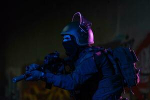 armée soldat dans combat uniformes avec un agression fusil et combat casque nuit mission foncé Contexte. bleu et violet gel lumière effet. photo