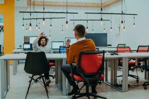 deux Hommes ayant amusement sur une Pause de travail dans une moderne Bureau photo