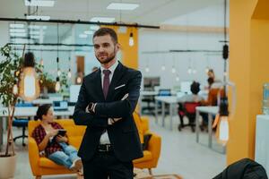 photo portrait de une directeur travail dans une moderne entreprise transaction avec numérique commercialisation