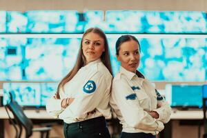 groupe portrait de femelle Sécurité opérateur tandis que travail dans une Les données système contrôle pièce des bureaux technique opérateur travail à poste de travail avec plusieurs affiche, Sécurité garde travail sur plusieurs lun photo