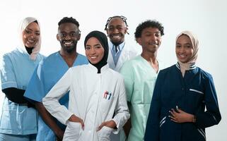 équipe ou groupe de une médecin, infirmière et médical professionnel collègues de travail permanent ensemble. portrait de diverse soins de santé ouvriers à la recherche confiant. milieu est et africain, musulman médical équipe. photo