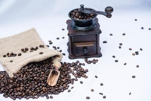 grains de café torréfiés et un moulin à café vitage photo