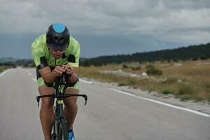 athlète de triathlon faisant du vélo photo