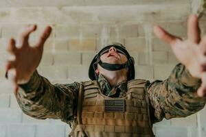 Succès dans le guerre campagne. une soldat avec élevé mains fête le réussi conquête de ennemi territoire photo