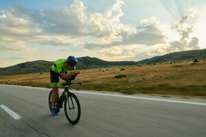 athlète de triathlon faisant du vélo photo