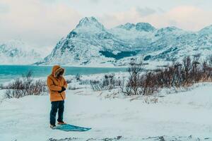 une musulman en voyageant par Arctique du froid Régions tandis que performant le musulman prière namaz pendant pauses photo