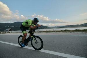 athlète de triathlon faisant du vélo photo