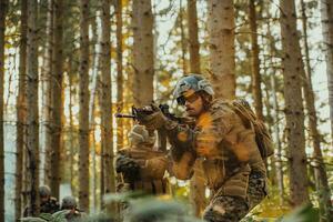 une groupe de moderne guerre soldats est combat une guerre dans dangereux éloigné forêt domaines. une groupe de soldats est combat sur le ennemi ligne avec moderne armes. le concept de guerre et militaire conflits photo