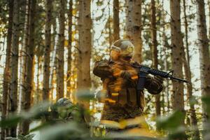 une moderne guerre soldat sur guerre devoir dans dense et dangereux forêt domaines. dangereux militaire porter secours opérations photo