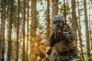 une moderne guerre soldat sur guerre devoir dans dense et dangereux forêt domaines. dangereux militaire porter secours opérations photo