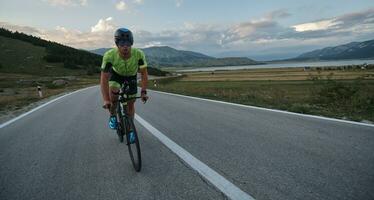 athlète de triathlon faisant du vélo photo